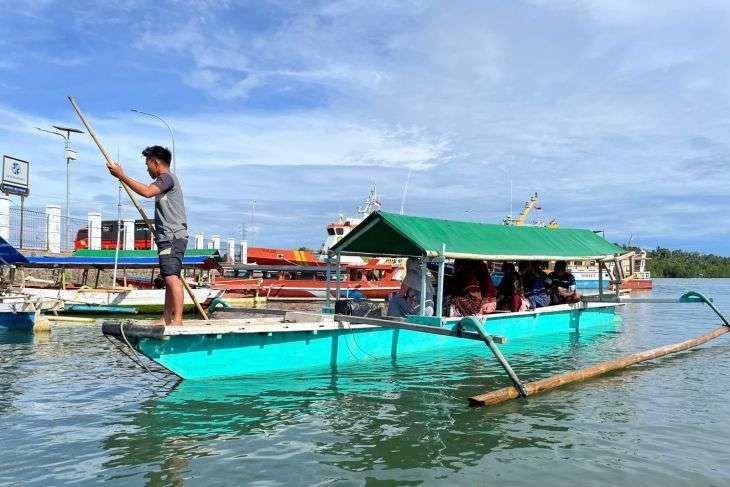 Ojek Laut di Pelabuhan Kwandang