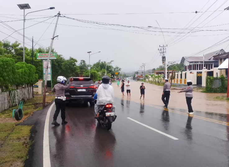 Banjir di Kwandang,Babinsa Koramil Bantu Arus Lalu lintas
