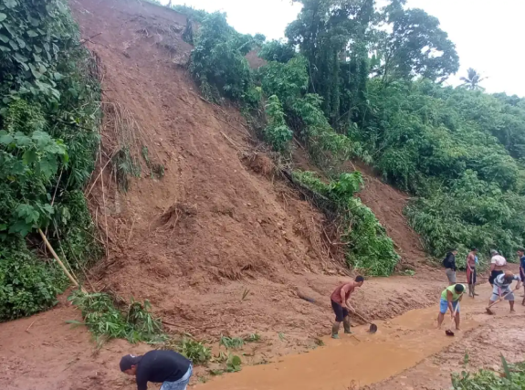 Intensitas hujan yang Tinggi, Jalan Penghubung antar Dusun Desa Bualemo,Kwandang Tertutup Longsor