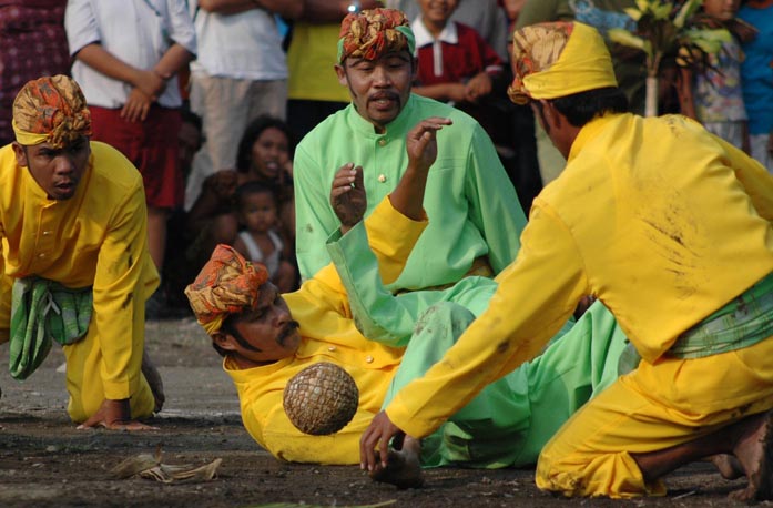 Seni dan Budaya Tradisional di Kota Kwandang: Sarat makna dan nilai-nilai kearifan lokal