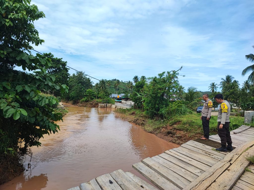 Pemantauan Langsung Polsek Kwandang ke Sungai yang Meluap di Desa Bubode,Kabupaten Gorontalo Utara