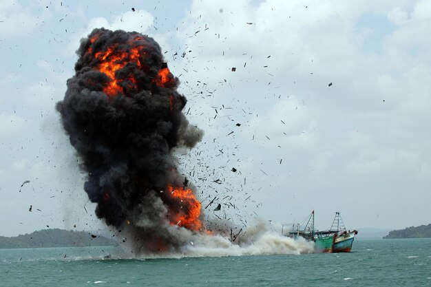 Kapal Basarnas Meledak di Perairan Tidore: Tiga Anggota SAR Gugur, Wartawan Hilang