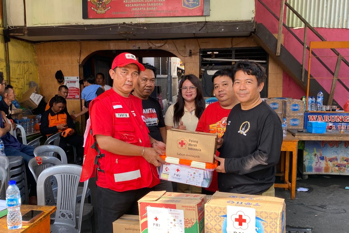PMI Jakbar Salurkan Bantuan untuk Korban Kebakaran di Kebon Jeruk