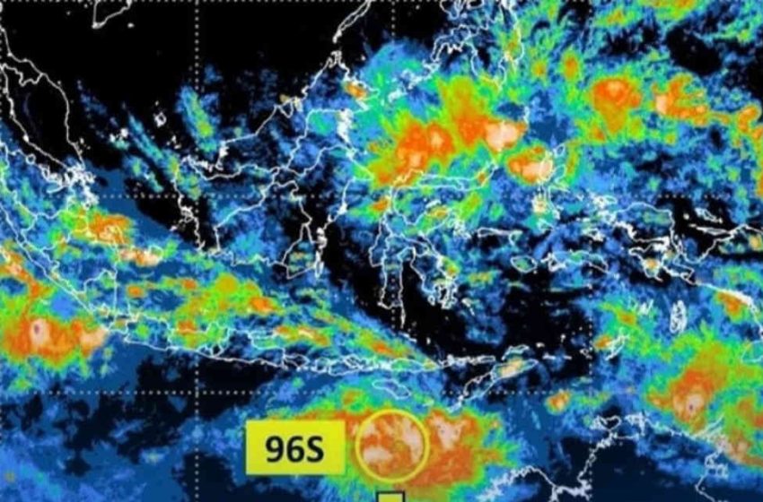 Peringatan BBMKG Denpasar: Bibit Siklon Tropis 96S Picu Angin Kencang dan Gelombang Tinggi di Bali
