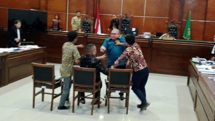 Ricuh! Razman Arif Nasution Serang Hotman Paris di Ruang Sidang