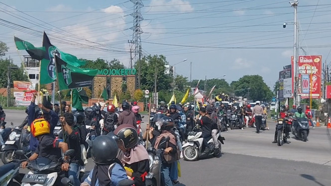 Mojokerto Memanas! Mahasiswa Blokade Jalan Nasional Tolak RUU TNI