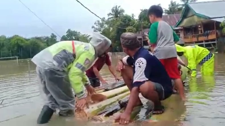 Terjebak Banjir 4 Hari, Ibu Hamil Dievakuasi dengan Rakit