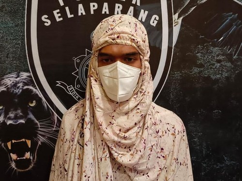 Viral! Pria Menyamar Jadi Jemaah Wanita di Masjid IC Mataram