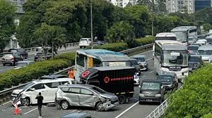 Kecelakaan Beruntun di Tol Tangerang Memicu Kemacetan Hingga Tol Dalkot