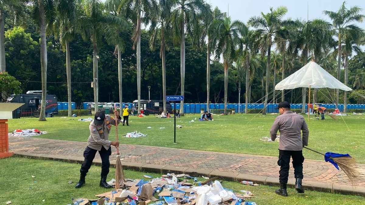 Aksi Bersih-Bersih Personel Polri di Kawasan Monas Usai May Day 2025