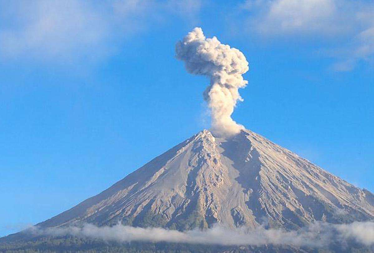 Gunung Semeru Erupsi Lagi, Abu Vulkanik Mengarah ke Tenggara dan Selatan