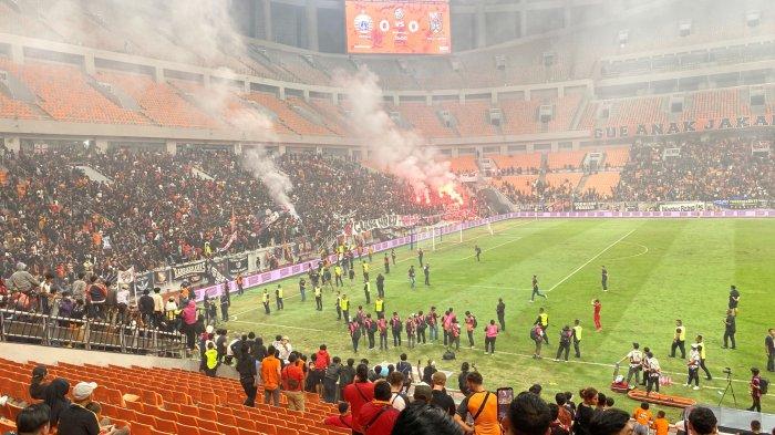 Ricuh! Laga Persija dan Malut United Sempat Dihentikan, 28 Orang Diamankan