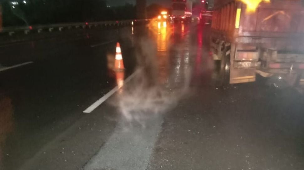 Truk Pecah Ban, Tol Cikampek Arah Jakarta Alami Kemacetan Panjang