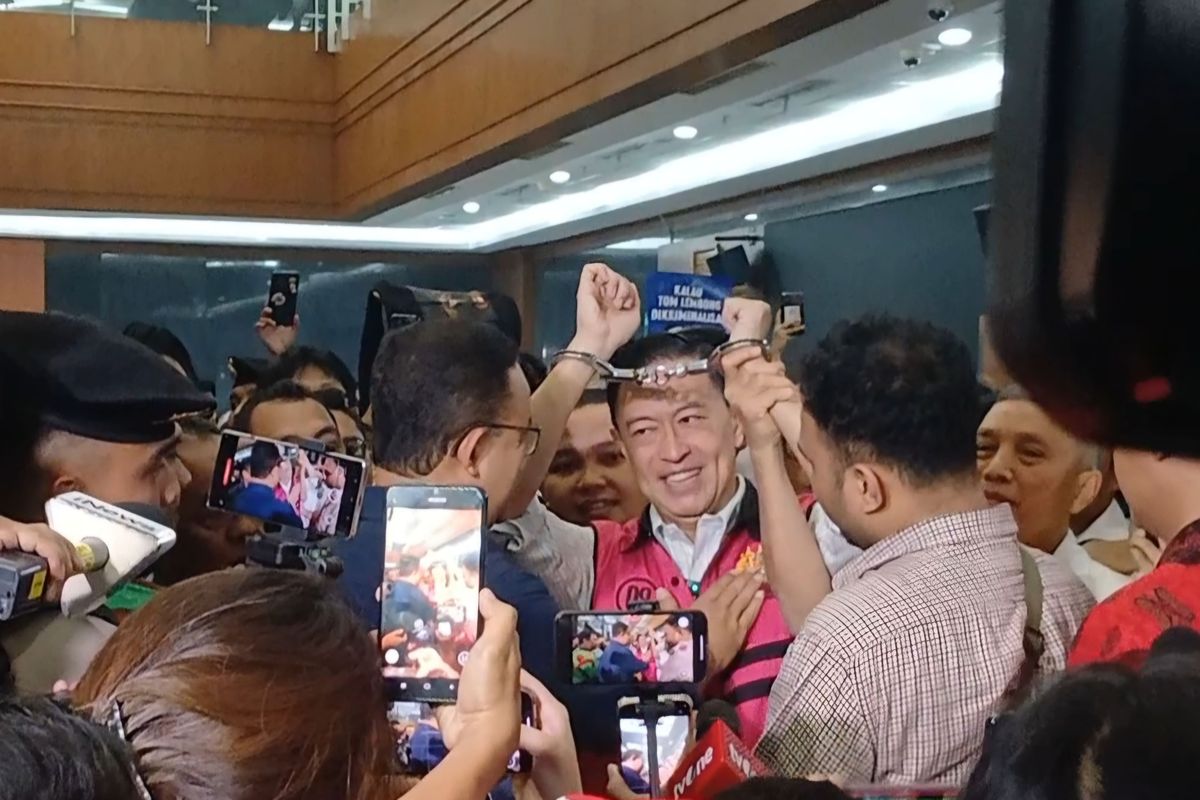 Momen Tom Lembong Angkat Borgol Usai Divonis Majelis Hakim